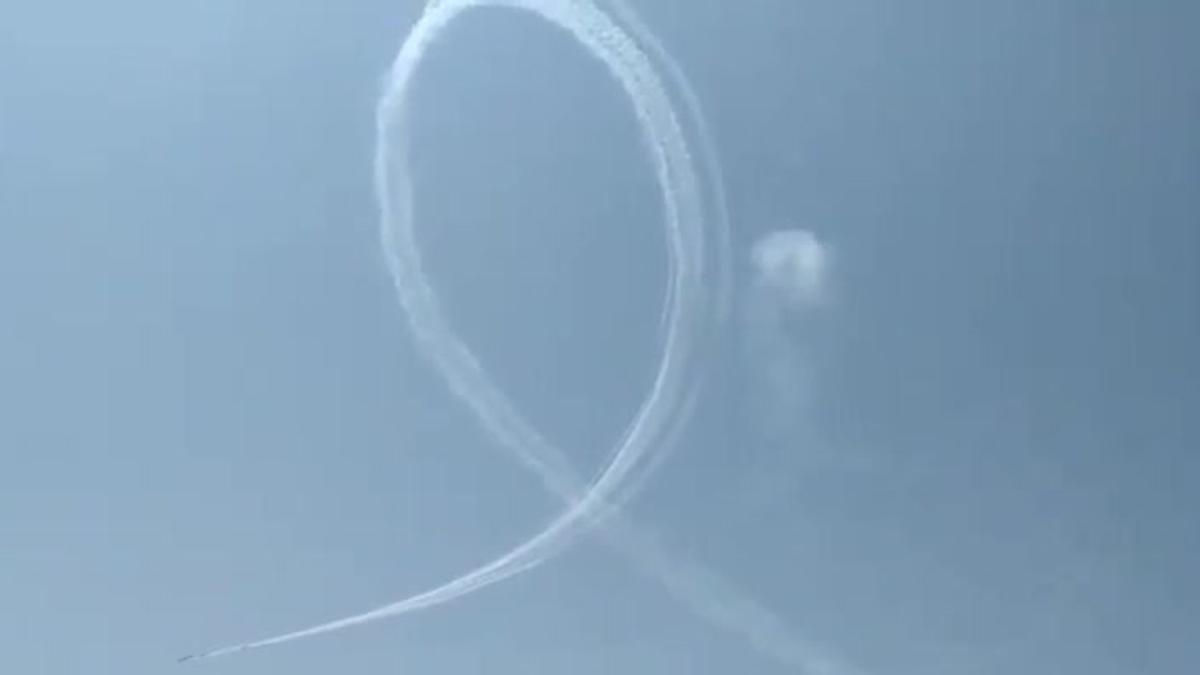 Homenaje de la Patrulla Águila al comandante Fernando Marín Núñez, fallecido tras estrellarse el avión que pilotaba en aguas de La Manga, en Murcia.