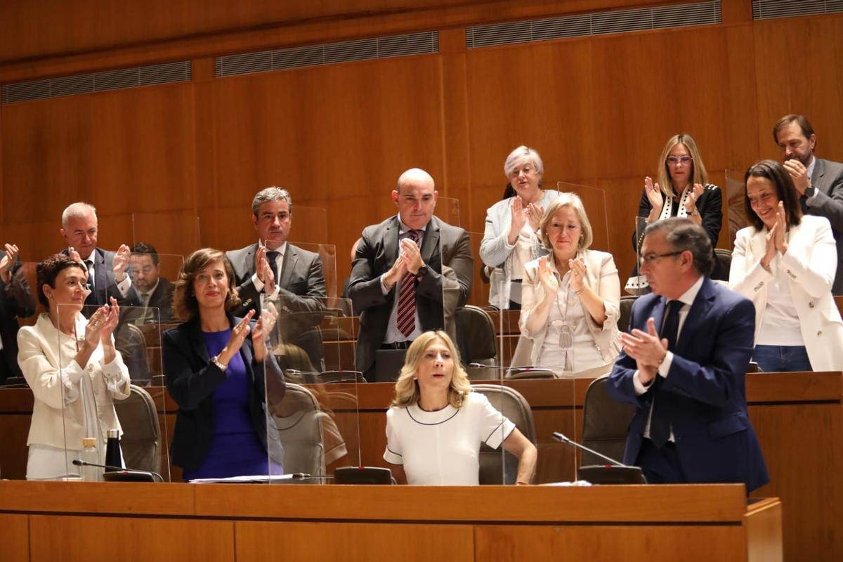 La bancada popular aplaude a Mar Vaquero