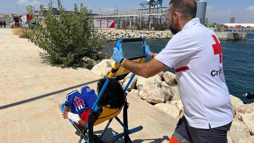 Rescatados 14 migrantes flotando en alta mar desde ayer a 40 millas de Torrevieja