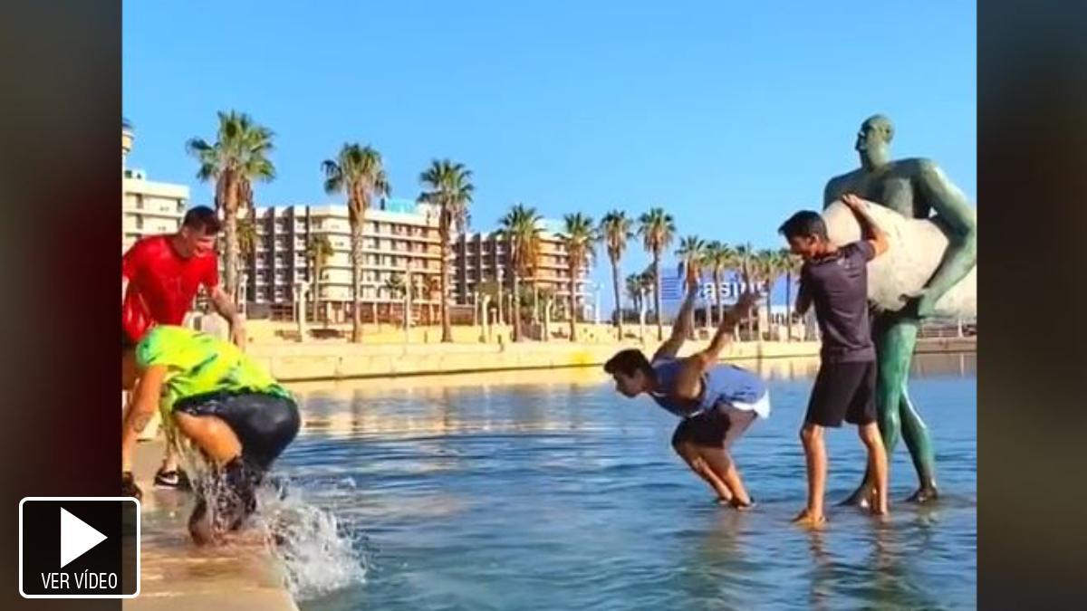 Viral: Saltan a la escultura del surfista en el Puerto de Alicante para subirlo a Tik-Tok y acaban en el agua