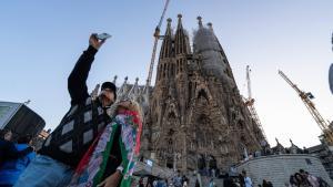 Una pareja de turistas se fotografía frente a la Sagrada Família, en Barcelona.