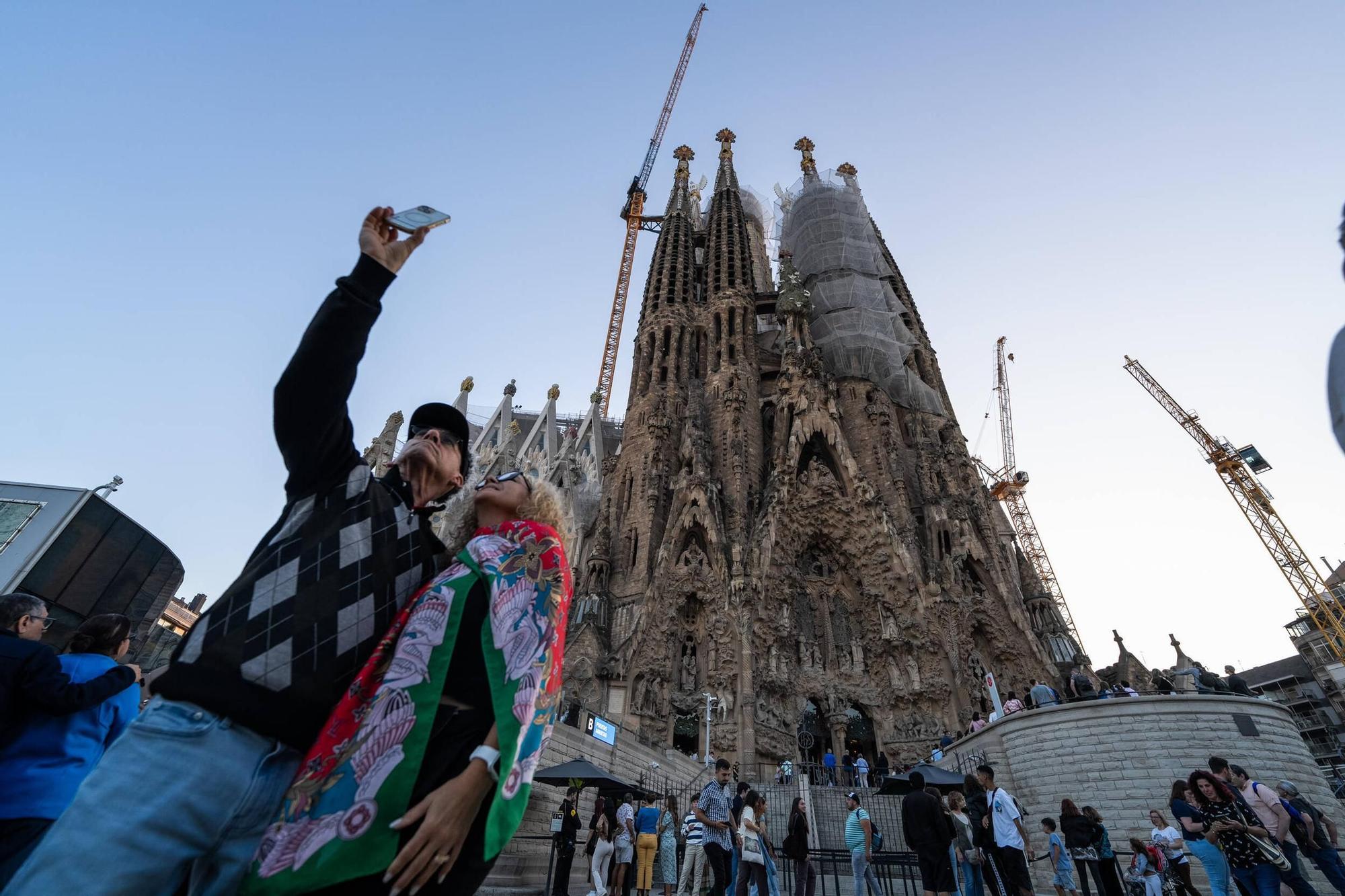 Una pareja de turistas se fotografía frente a la Sagrada Família, en Barcelona.
