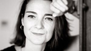 La periodista y escritora Esther L. Calderón, fotografiada en su casa de Madrid.