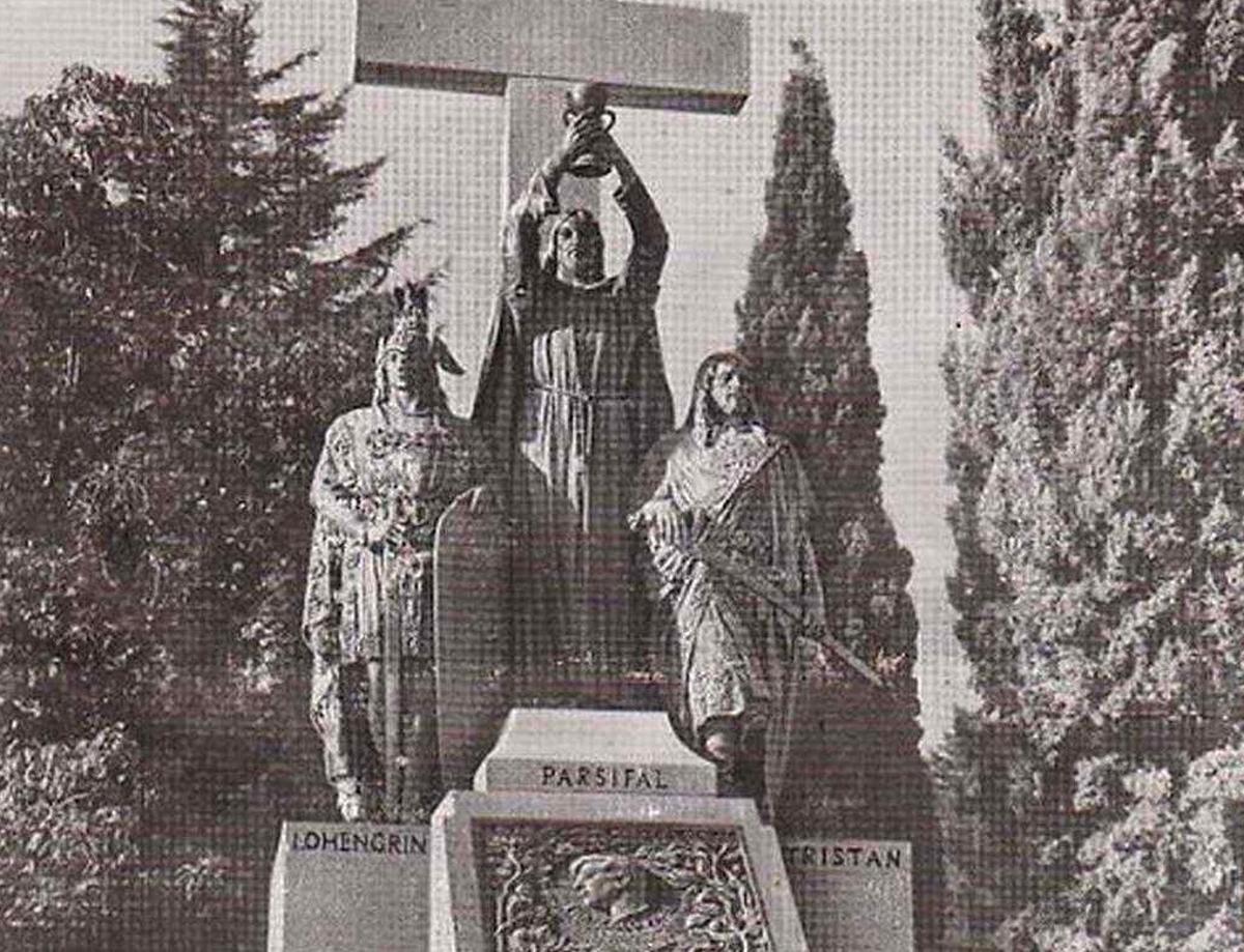 Figures wagnerianes esculpides per Marià Benlliure que presideixen el mausoleu del tenor Viñas