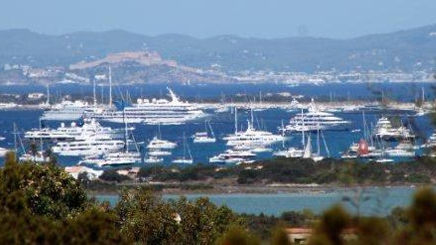 Barcos en el Parque Natural de ses Salines de Formentera, cuyas praderas ya están en las cartas.