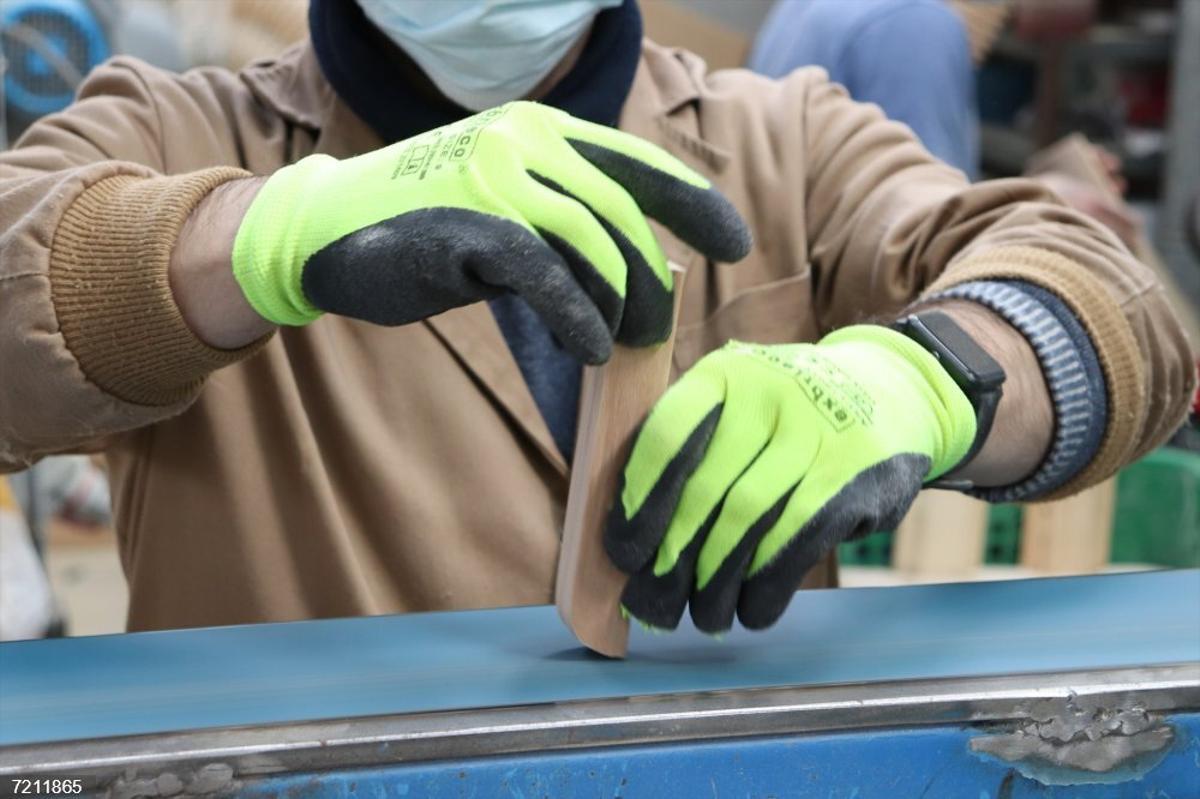 Un trabajador del sector del mueble.