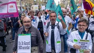 Miles de enfermeras cortan el centro de Barcelona en un primer día de huelga que impacta en la primaria