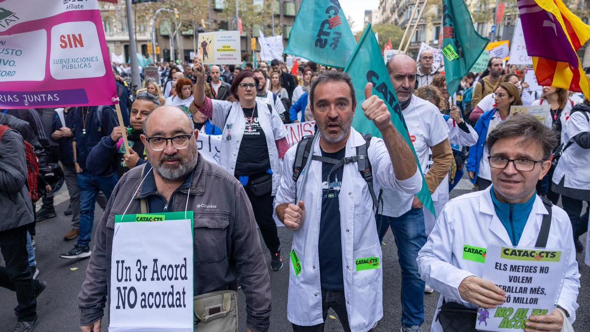 Enfermeras se manifiestan el primer día de huelga de Intersindical en Barcelona