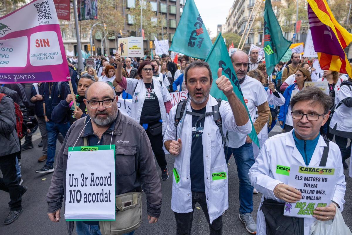 Enfermeras se manifiestan el primer día de huelga Intersindical en Barcelona