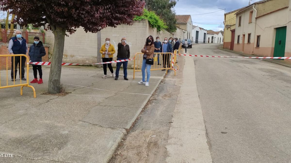 Cola para acceder al cribado masivo de Manganeses de la Lampreana, en Zamora