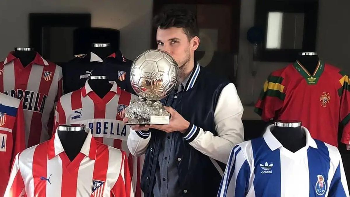 Paulo Futre Jr posa con el Balón de Plata conseguido por su padre en 1987.