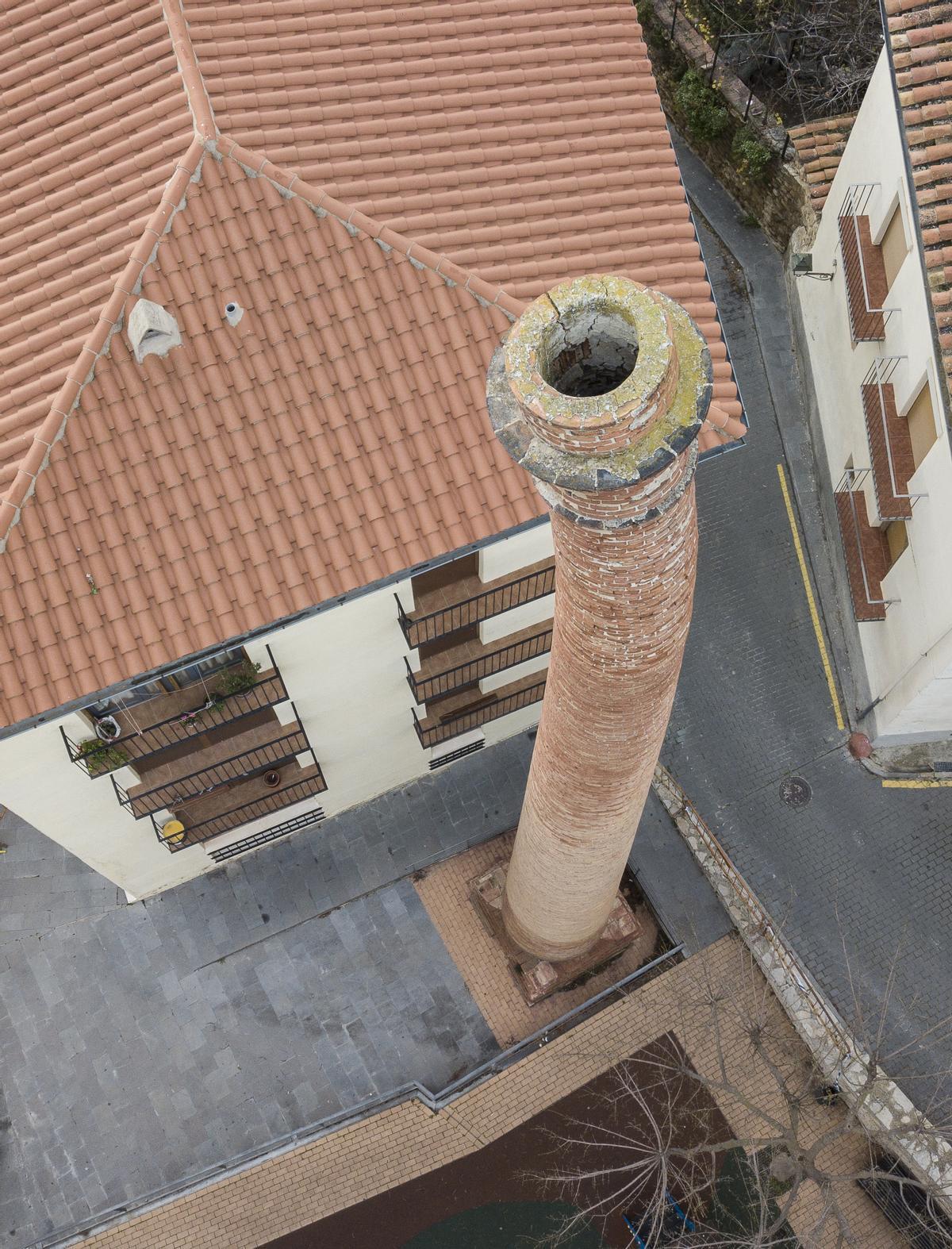 Imagen aérea de las condiciones que presenta la chimenea del Tint de Morella.