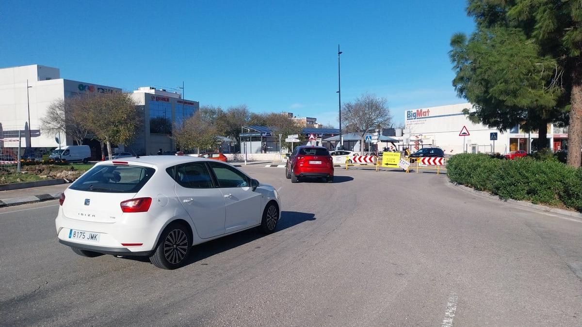 La rotonda de la calle Tetuà y, al fondo, la calle Rajolars, cerrada al tráfico, en una imagen de este lunes.
