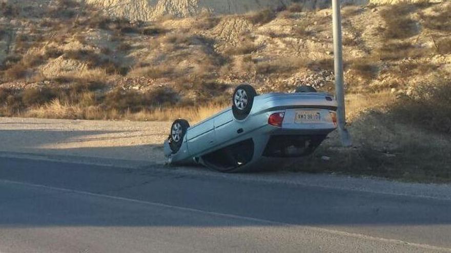 Sale por su propio pie a pesar de volcar con su coche en Cieza