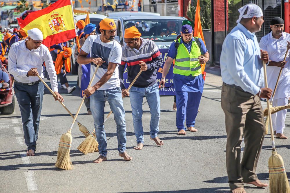 La comunidad Sikh recorre Torrevieja en un colorid