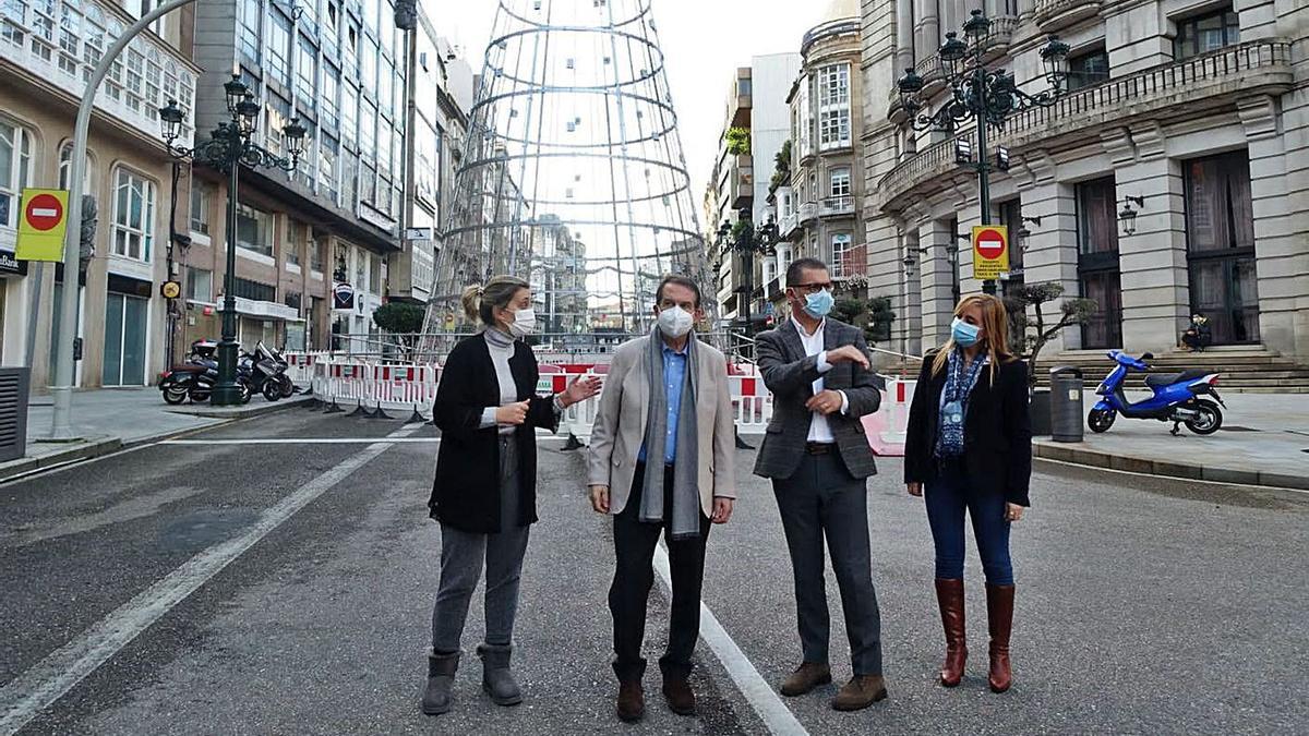 Los concejales Patricia Rodríguez, Ángel Rivas y María Lago, con Caballero, ayer junto al árbol. |   // J. LORES