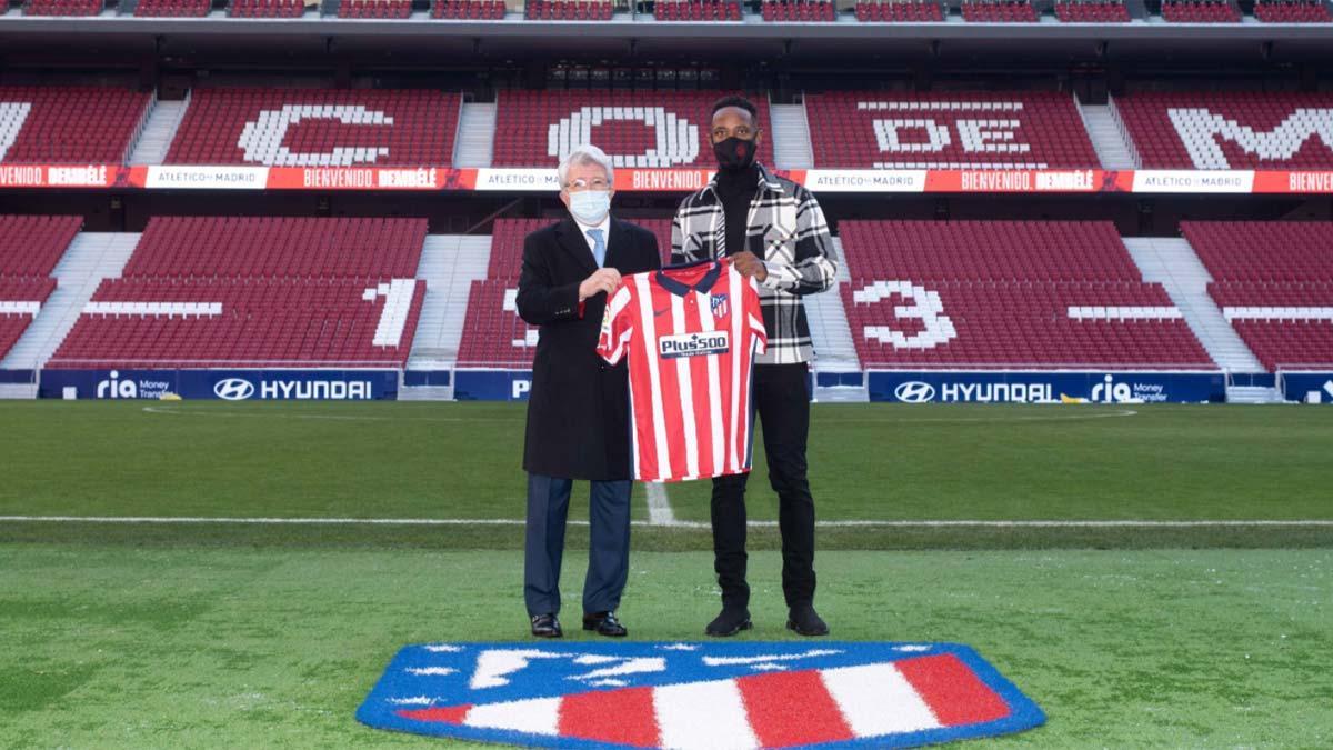 Dembélé posando con su nueva camiseta