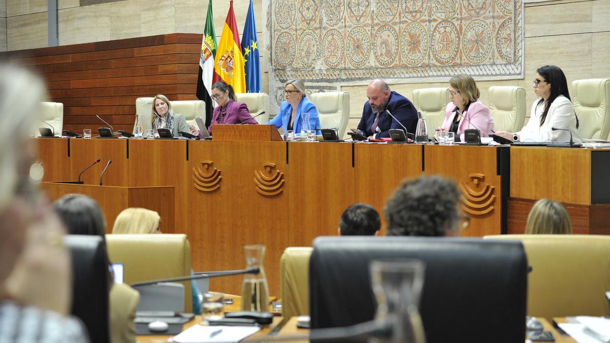 La Mesa de la Asamblea de Extremadura, durante la celebración de un pleno.