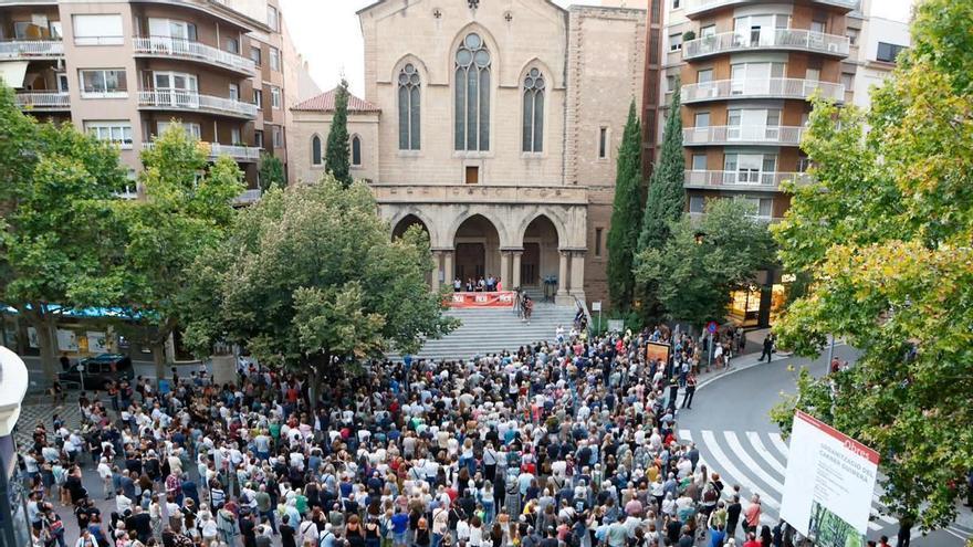 Més d'un miler de persones es concentren al centre de Manresa en protesta per la mort de Carles Vilajosana