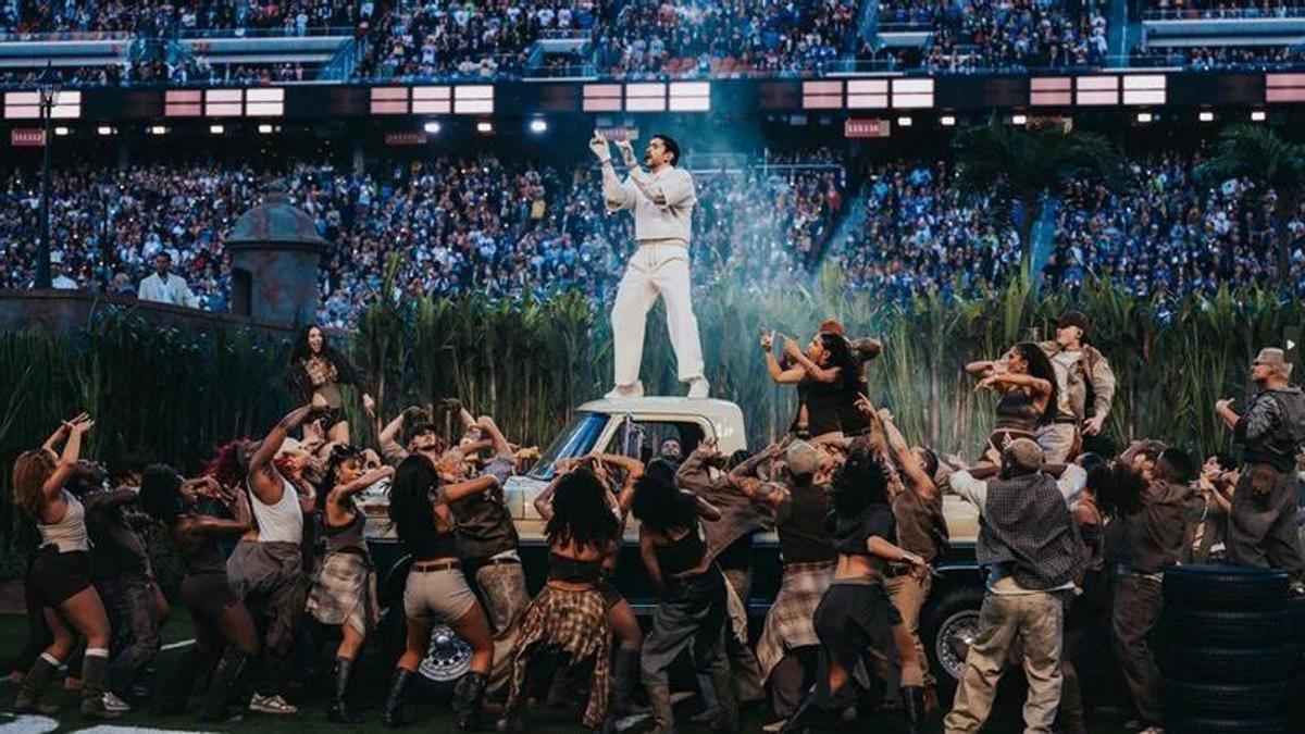 El cantante puertorriqueño, Bad Bunny, durante su actuación en el descanso de la Super Bowl, en California.