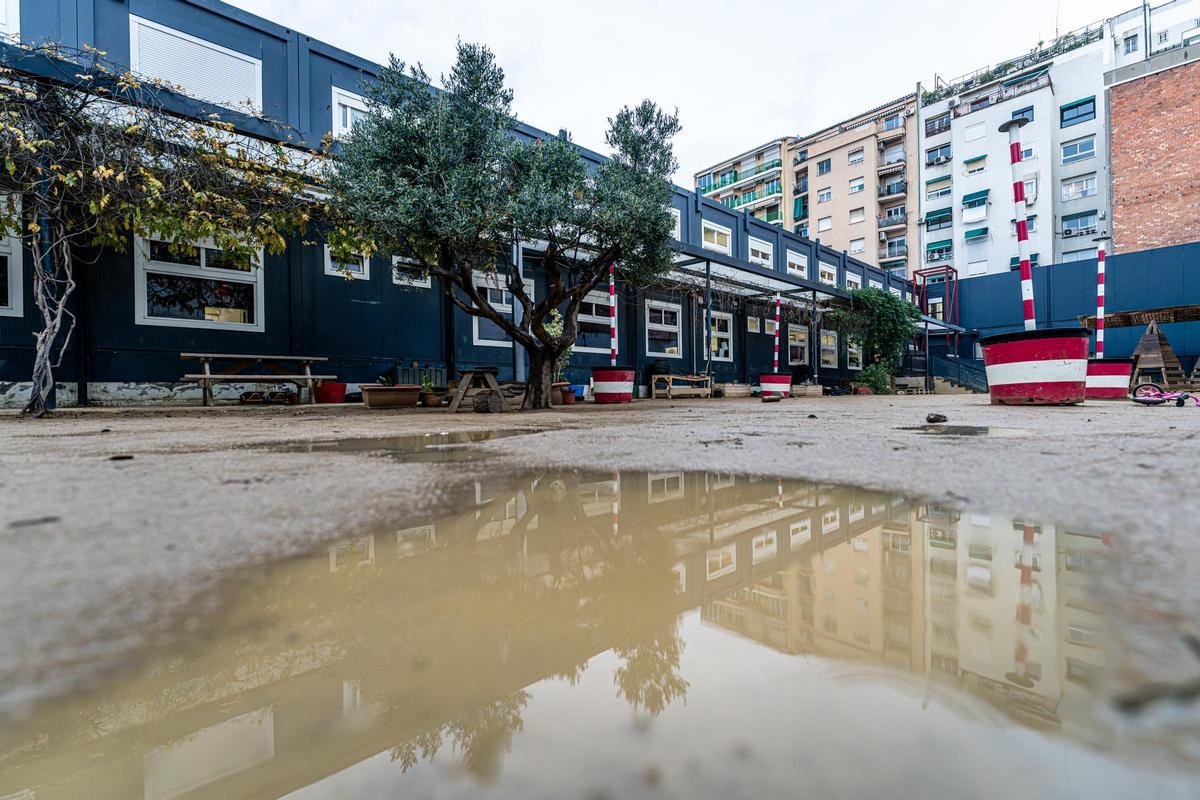 Patio de la Escuela Teixidores, en Gràcia, pendiente del edificio definitivo.