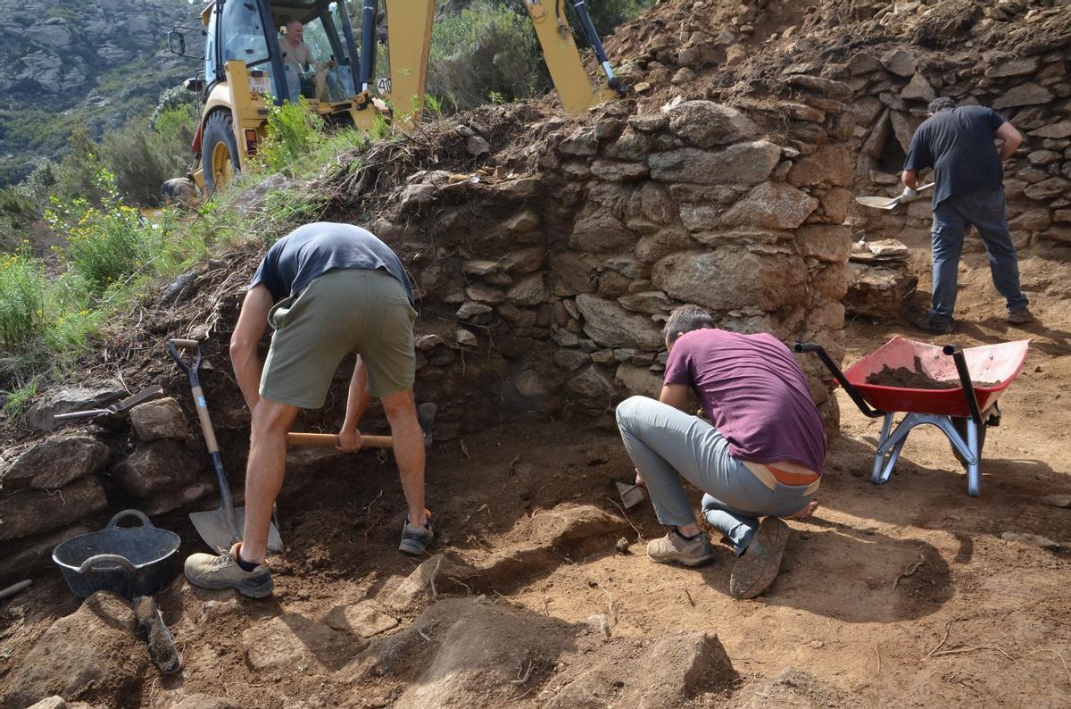 Afloren tres cases "espectaculars" al poblat de Santa Creu de Rodes