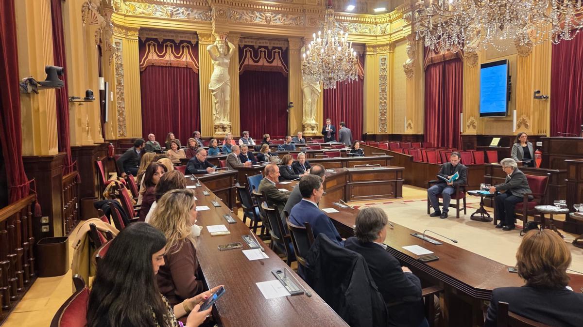 El acto de homenaje a Maura se ha celebrado en la sala de Plenos del Parlament