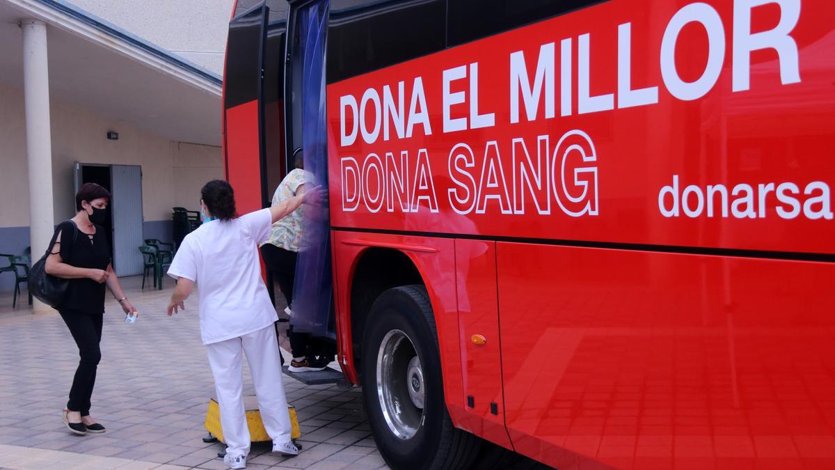 Una usuària accedint al bus de vacunació del Banc de Sang a Alcanar. Imatge del 7 de juliol de 2021. (Horitzontal)