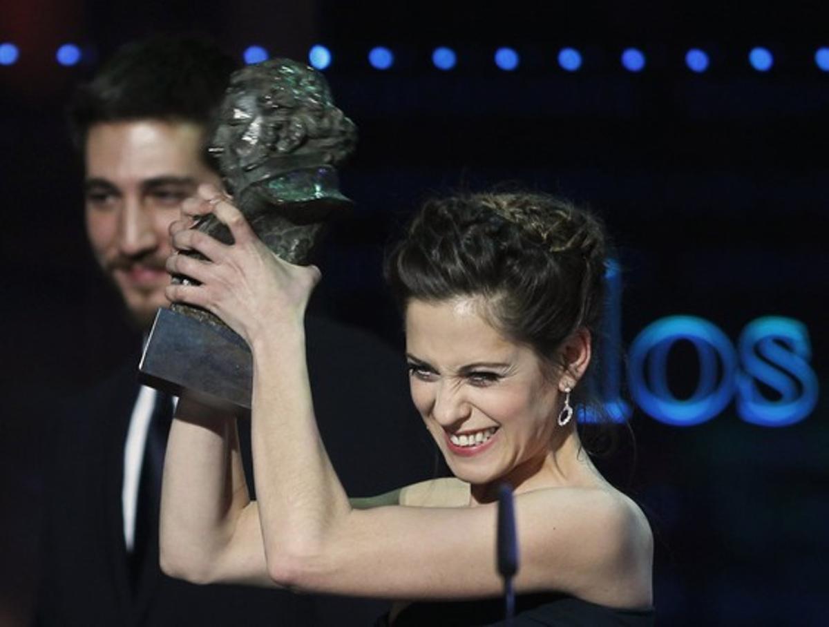 María León sostiene su premio como mejor actriz revelación.