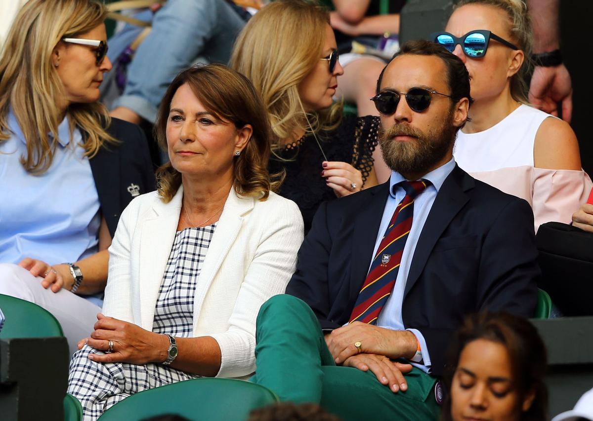 Jamies Middleton, hermano de Kate y Pippa Middleton junto a su madre Carole Middleton
