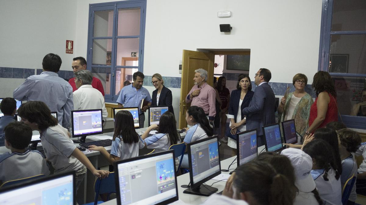 Visita de concejales del Ayuntamiento de Benavente al San Vicente de Paúl durante la celebración del 125 aniversario.