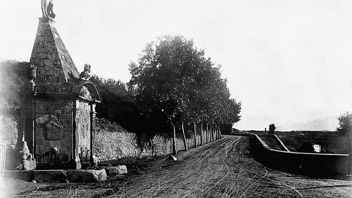 La carretera de Cardona , a l’entrada de Manresa, amb la font de Neptú