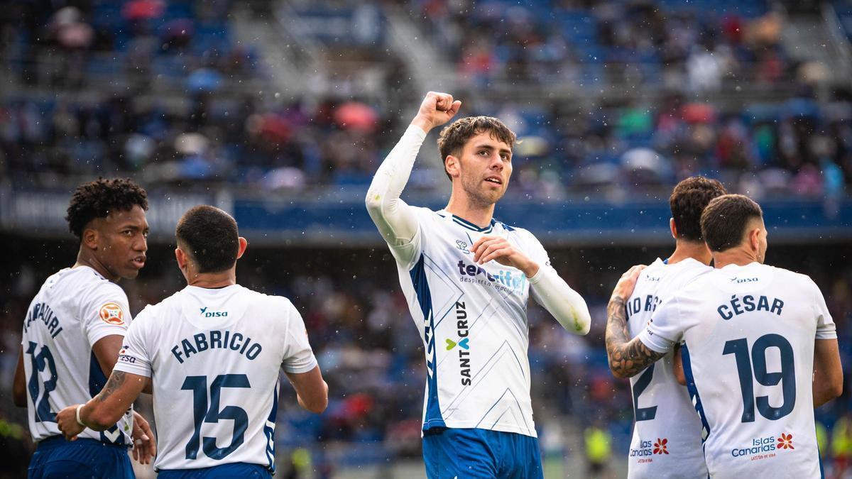 Gastón Valles celebra un gol.
