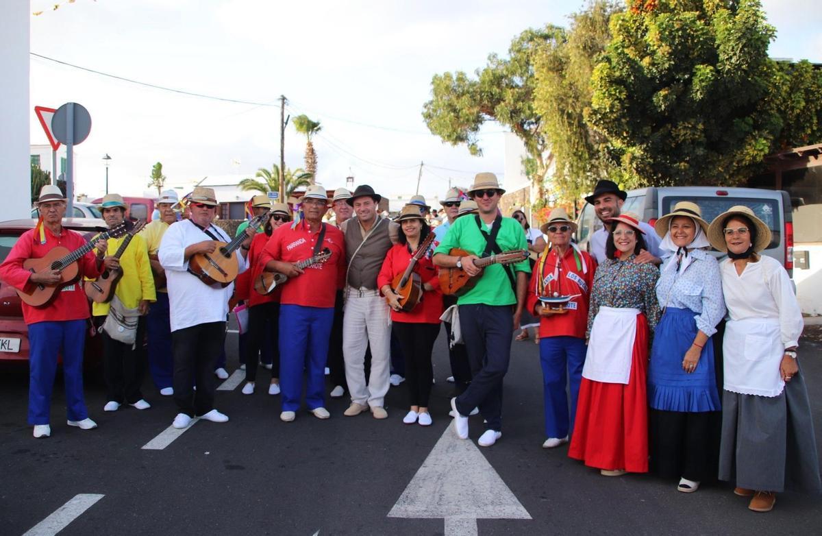 Parte de los componentes de la Parranda Marinera Los Buches, en la romería de San Isidro Labrador, en Uga (Yaiza), el pasado sábado.