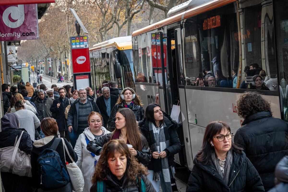 Barcelona 15/01/2026 Barcelona. Usuarios del bus interurbano que vienen cada dia a Barcelona por trabajo o estudios. Bajan en la Gran Via (parada próxima a esquina Roger de Flor), y copan la acera. Buses que llegan y descargan a mucha gente. AUTOR:MANU MITRU