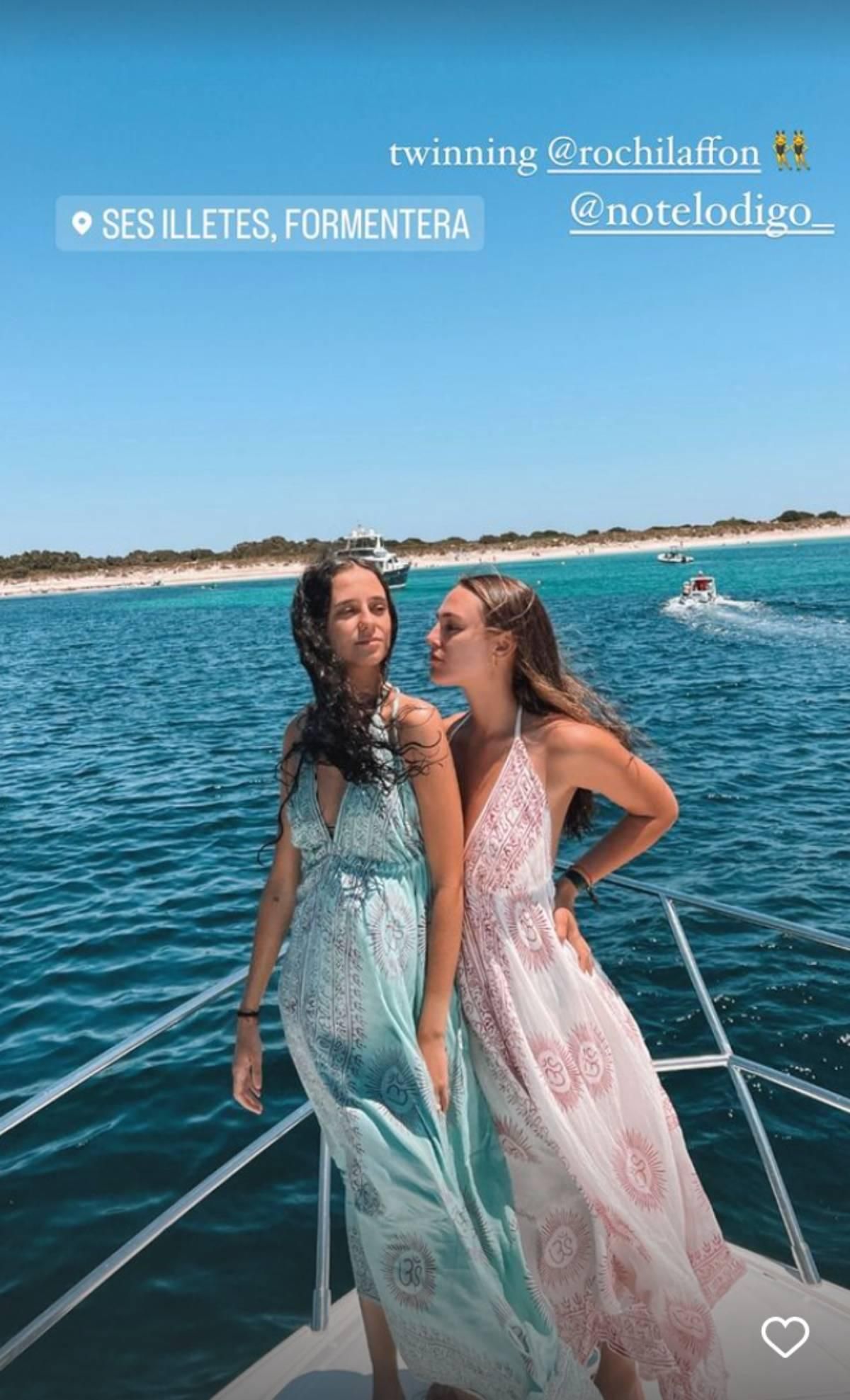 Victoria Federica con vestido largo estampado de Notelodigo