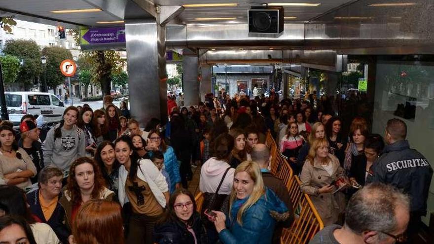 La &quot;ciclogénesis explosiva&quot; de Bustamante y sus fans revoluciona el centro de Vigo