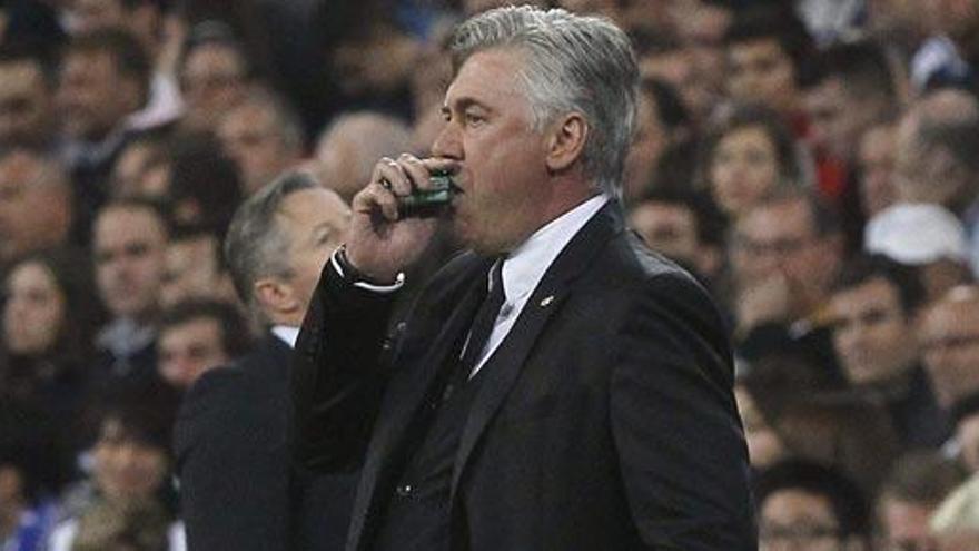 Ancelotti, durante el partido contra el Schalke.