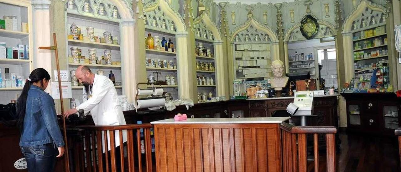 Farmacia de J. L. Domínguez Gómez en la calle San Román, uno de los establecimientos con encanto del centro histórico. // Rafa Vázquez