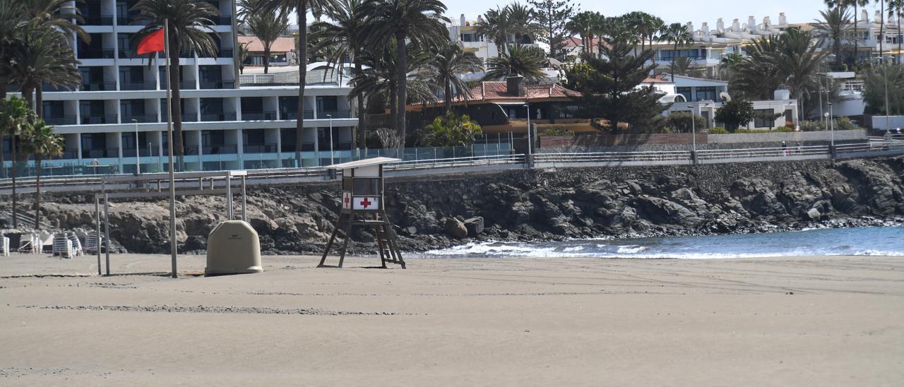 Imagen del hotel Don Gregory y la playa de Las Burras totalmente vacíos en el confinamiento del Covid en 2020.