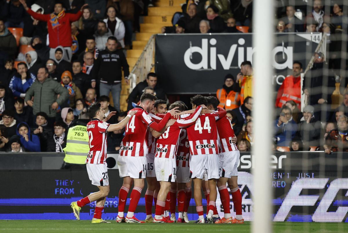 Los jugadores del Athletic celebran un gol al Valencia.