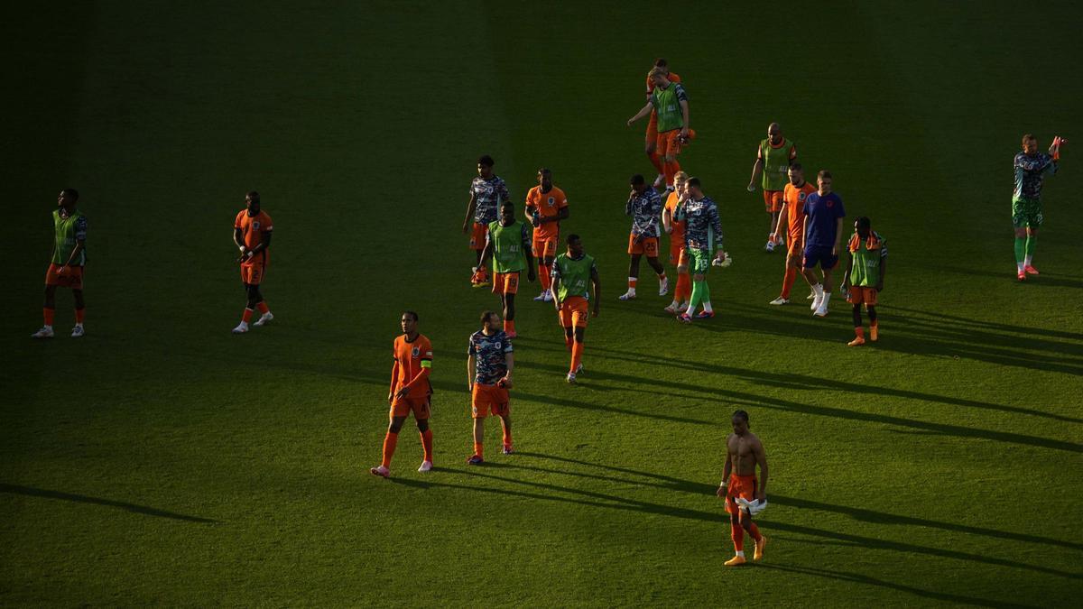 Sombría imagen de la selección neerlandesa en la tarde de Berlín tras perder con Austria.