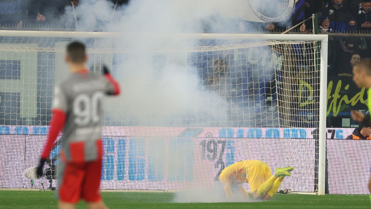 Salvajada en Italia: Los ultras del Inter lanzan un petardo al portero de la Cremonese