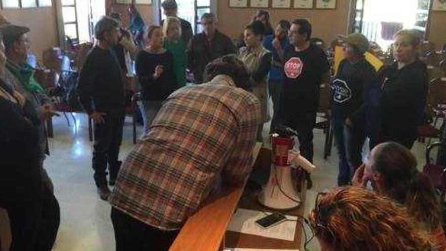 La mujer que ocupó una vivienda en La Coma se encierra en el ayuntamiento tras ser desahuciada