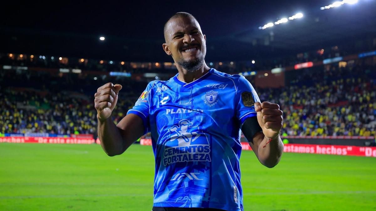 Salomón Rondón celebra un gol con Pachuca