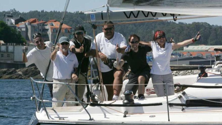 Los integrantes del Oral Group celebrando la victoria en Sanxenxo. // FDV