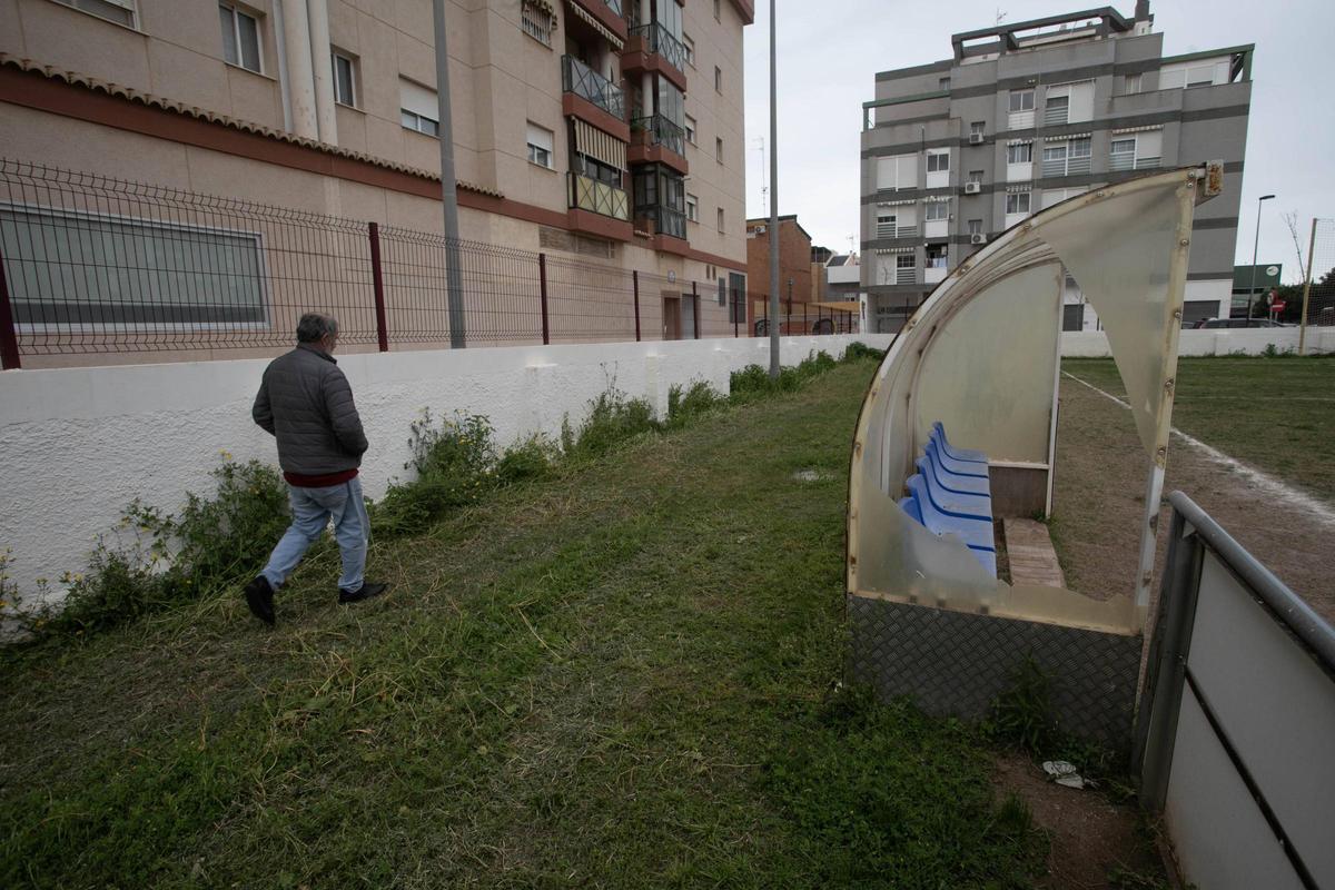 Banquillo y entorno del terreno de juego.