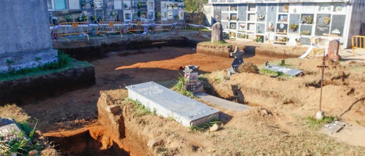 La de ayer fue la primera jornada sin actividad en la fosa común del cementerio de Rubiáns.