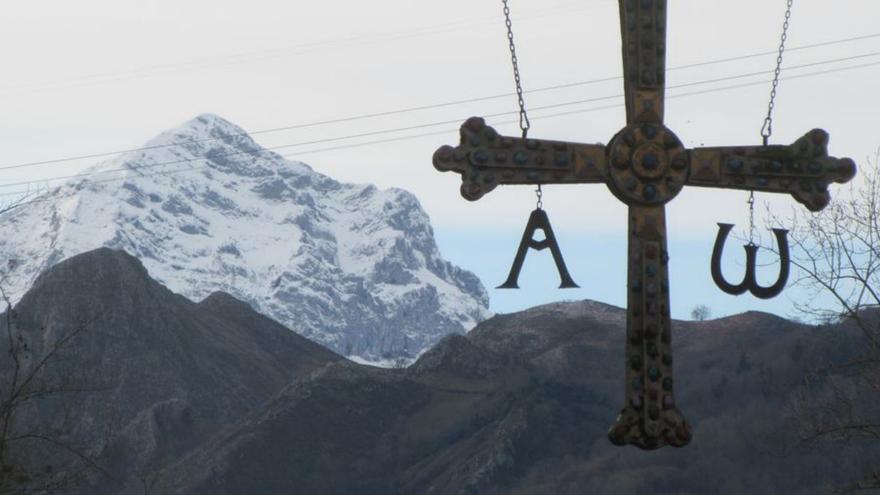 El Picu Pierzu, en Ponga, nevado, desde el puente de Cangas de Onís