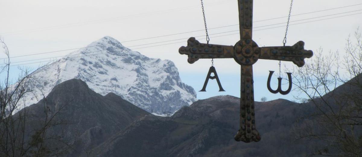 El Picu Pierzu, en Ponga, nevado, desde el puente de Cangas de Onís
